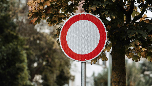 Sie sehen einen Verkehrsschild für ein Verbot für Fahrzeuge aller Art.