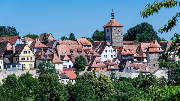 Sie sehen eine Panoramaansicht der Stadt Rothenburg ob der Tauber im Norden Bayerns.