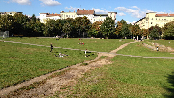 Sie sehen den Görlitzer Park in Berlin.