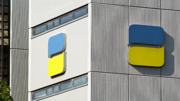 Sie sehen das Logo der Deutschen Rentenversicherung an einer Häuserfassade.