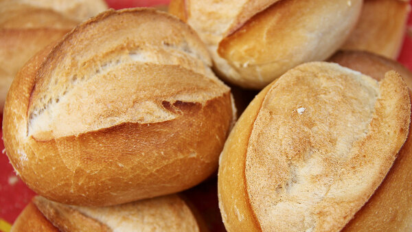 Sie sehen einen Haufen Brötchen.