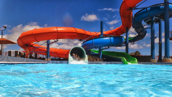 Sie sehen eine  Wasserrutsche im einem Wasserpark.
