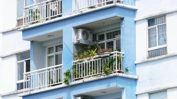 Sie sehen eine Klimaanlage auf einem Balkon.