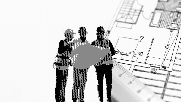 Sie sehen drei Bauarbeiter, die einen Bauplan studieren und im Hintergrund einen Bebauungsplan.