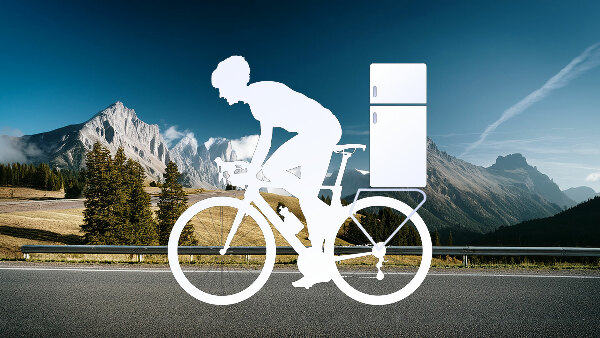 Sie sehen einen gezeichneten Radfahrer mit einem Kühlschrank auf dem Gepäckträger vor einer Berglandschaft