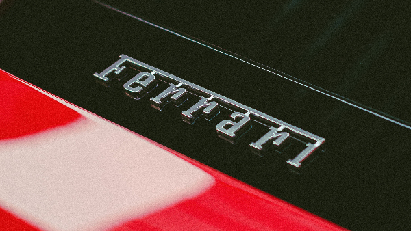 Sie sehen das Emblem eines beliebigen Ferrari.