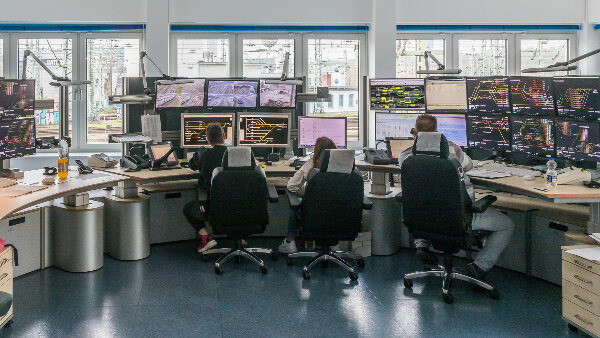 Sie sehen einen Einblick in das Elektronisches Stellwerk (EST) des Betriebsbahnhof in Köln.