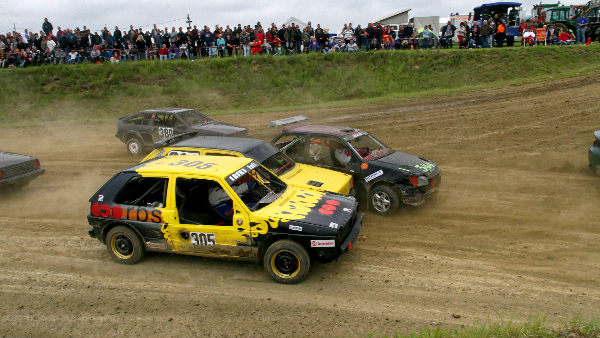 Sie sehen mehrere Rennwagen bei einem Auto-Cross Rennen.