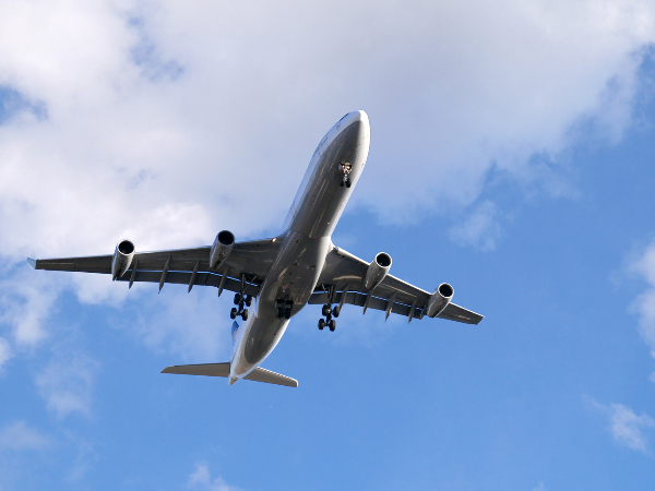 Sie sehen ein Flugzeug am Himmel.