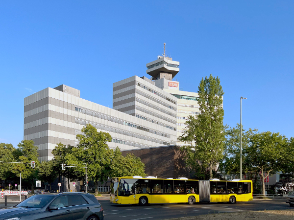 Sie sehen das RBB-Sendezentrum, einen dreiteiligen Gebäudekomplex des Rundfunk Berlin-Brandenburg (rbb) in Berlin.