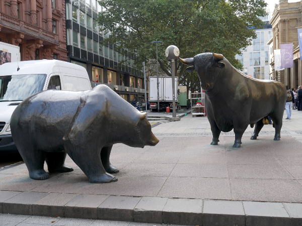 Sie sehen die Bronzeskulpturen Bulle und Bär, die in Frankfurt am Main auf dem Börsenplatz stehen.