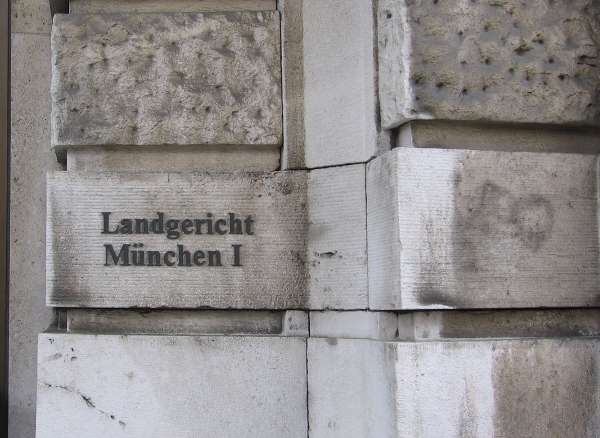 Sie sehen den Schriftzug des Landgericht München I, welcher an der Südseite des Justizpalast in München zu finden ist.