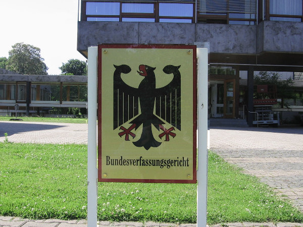 Sie sehen das Schild des Bundesverfassungsgericht in Karlsruhe.