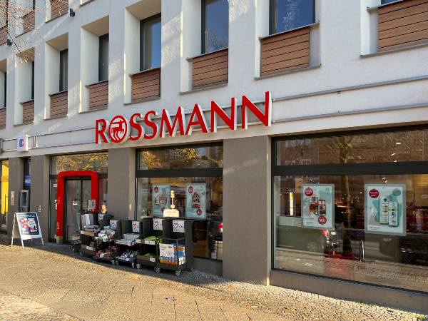 Sie sehen eine Filiale der Drogeriekette Rossmann.