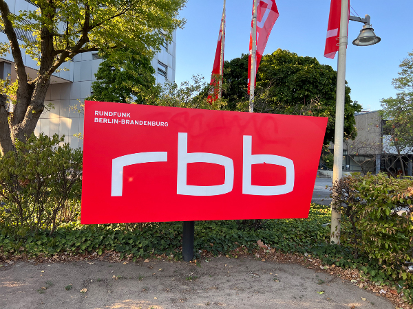 Sie sehen das Logo des Rundfunk Berlin-Brandenburg (rbb) vor dem RBB-Sendezentrum in Berlin.