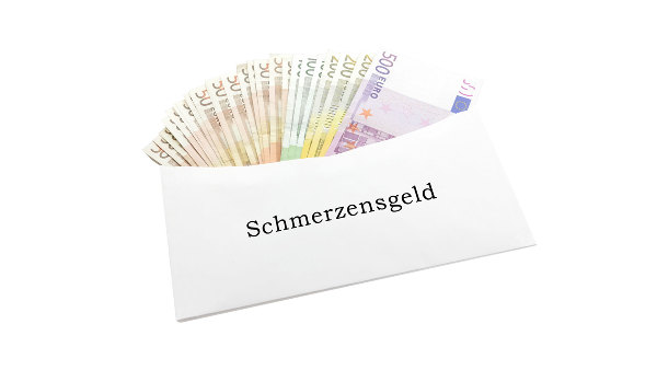 Sie sehen Briebumschlaf mit Euro-Geldscheinen gefüllt und der Aufschrift Schmerzensgeld.