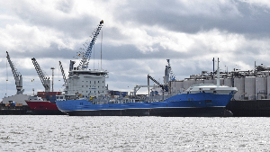 Sie sehen ein Frachtschiff im Hamburger Hafen.