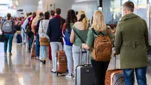 Sie sehen eine Warteschlange am Flughafen.