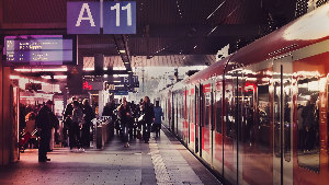 Sie sehen eine S-Bahn an einem vollen Bahnsteig.