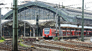 Sie sehen eine S-Bahn beim Verlassen des Kölner Hauptbahnhofs.