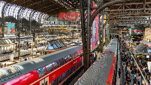 Sie sehen einen Regionalzug und eine S-Bahn im Hamburger Hauptbahnhof.