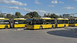 Sie sehen mehrere Linienbusse auf einem Abstellplatz.