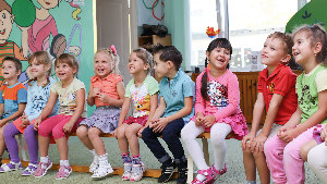 Sie sehen die Kinder einer KITA-Gruppe.