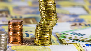 Sie sehen mehrere Stapel von Münzen.