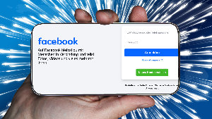 Sie sehen eine Hand, welche ein Smartphone hält, auf dessen Bildschirm ein Teil der Anmeldeseite von facebook zu sehen ist.