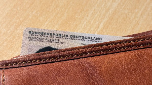 Sie sehen einen Personalausweis, der aus einer Brieftasche herausschaut.