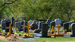 Sie sehen eine Reihe von Gräbern auf einem Friedhof, ein Teil wurde erst neu angelegt.