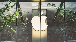 Sie sehen das Firmenlogo von &bdquo;Apple&ldquo; an einem Apple Store.