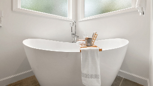 Sie sehen eine Badewanne.