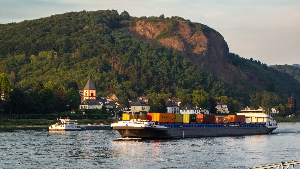 Sie sehen ein Schiff auf dem Fluß Rhein.