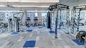 Sie sehen ein Fitnessstudio mit verschiedenen Geräten.