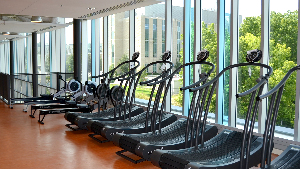 Sie sehen ein Fitnessstudio mit verschiedenen Geräten.