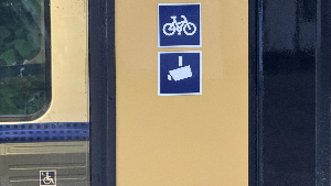 Sie sehen das Videoüberwachungssymbol an einem Berliner S-Bahn-Wagen.