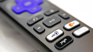 Sie sehen eine Fernbedienung, auf der je eine Taste mit Joyn, ARD und ZDF beschriftet ist.