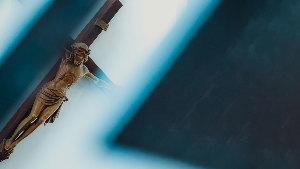 Sie sehen ein Kruzifix an einer Wand.