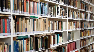 Sie sehen die Bücherregale einer Bibliothek