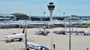Sie sehen das Rollfeld des Flughafen München.