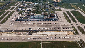 Sie sehen das Rollfeld des Flughafen Berlin-Brandenburg (BER).