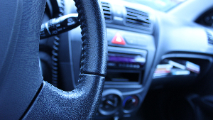 Sie sehen Teile des Innenraums eines PKW.