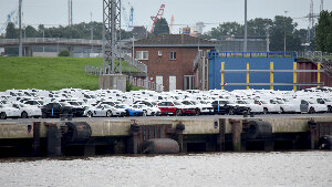 Sie sehen einen Abstellplatz im Hafen von Emden zur Bereitstellung von Autos für den Weitertransport per Bahn oder Schiff.