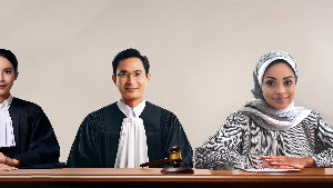 Sie sehen ein Schöffengericht mit einer Schöffin, die ein Kopftuch trägt.