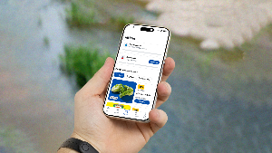 Sie ein Smartphone mit einem Screenshot der Lidl Plus-App auf dem Bildschirm.
