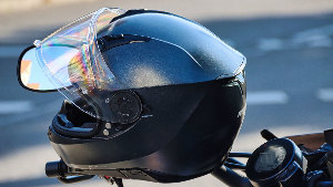 Sie sehen einen Motorradhelm.