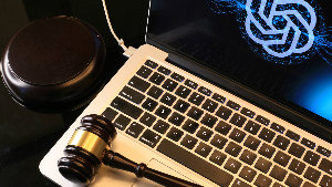 Sie sehen einen Laptop mit einem ChatGPT Symbol.