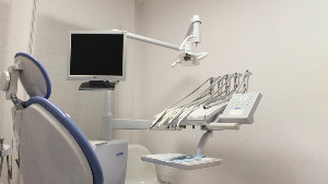 Sie sehen einen Zahnarztstuhl, auf dem kein Patient sitzt.