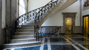 Sie sehen ein Treppenhaus.